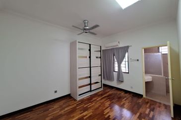 Bandar Puteri Puchong 2.5 storey 5 bedrooms 4 bathrooms semi furnished with extra land for rent