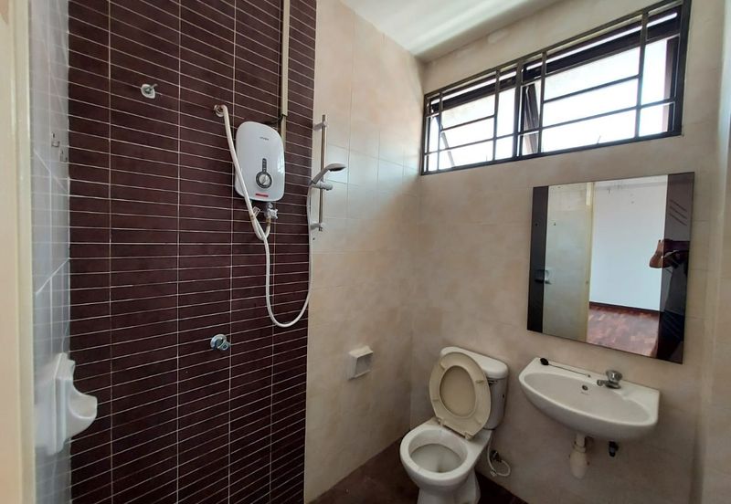 Bandar Puteri Puchong 2.5 storey 5 bedrooms 4 bathrooms semi furnished with extra land for rent