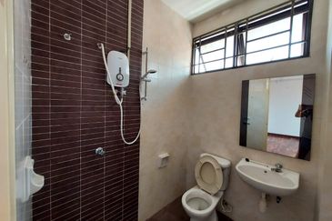 Bandar Puteri Puchong 2.5 storey 5 bedrooms 4 bathrooms semi furnished with extra land for rent