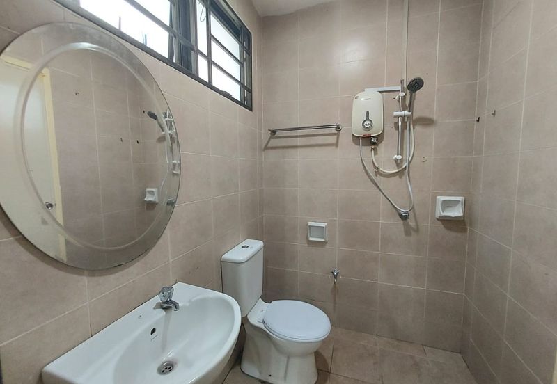 Bandar Puteri Puchong 2.5 storey 5 bedrooms 4 bathrooms semi furnished with extra land for rent