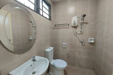 Bandar Puteri Puchong 2.5 storey 5 bedrooms 4 bathrooms semi furnished with extra land for rent