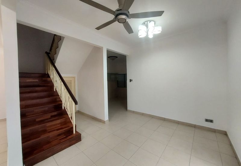 Bandar Puteri Puchong 2.5 storey 5 bedrooms 4 bathrooms semi furnished with extra land for rent