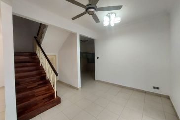 Bandar Puteri Puchong 2.5 storey 5 bedrooms 4 bathrooms semi furnished with extra land for rent