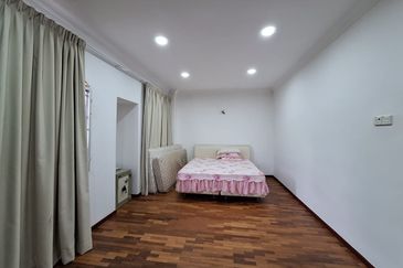 Bandar Puteri Puchong 2.5 storey 5 bedrooms 4 bathrooms fully furnished for rent