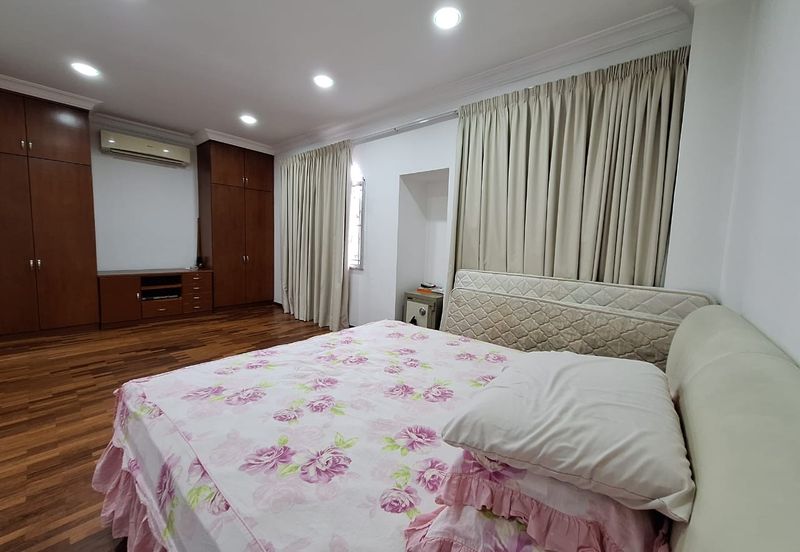 Bandar Puteri Puchong 2.5 storey 5 bedrooms 4 bathrooms fully furnished for rent