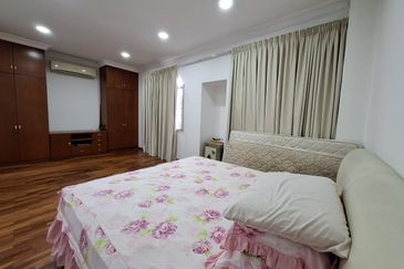 Bandar Puteri Puchong 2.5 storey 5 bedrooms 4 bathrooms fully furnished for rent