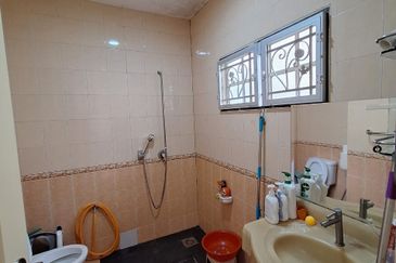 Bandar Puteri Puchong 2.5 storey 5 bedrooms 4 bathrooms fully furnished for rent