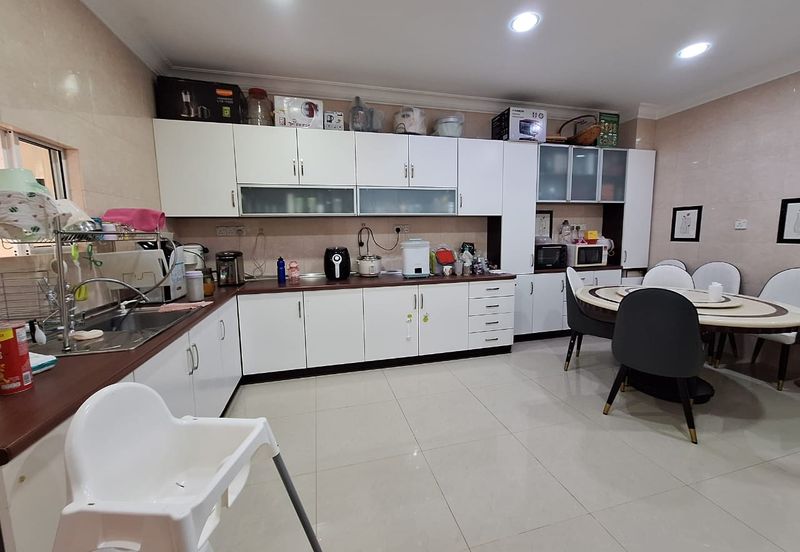 Bandar Puteri Puchong 2.5 storey 5 bedrooms 4 bathrooms fully furnished for rent