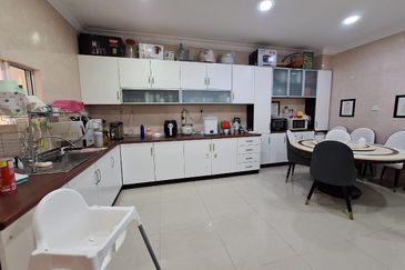 Bandar Puteri Puchong 2.5 storey 5 bedrooms 4 bathrooms fully furnished for rent