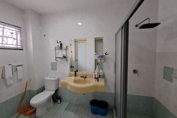 Bandar Puteri Puchong 2.5 storey 5 bedrooms 4 bathrooms fully furnished for rent