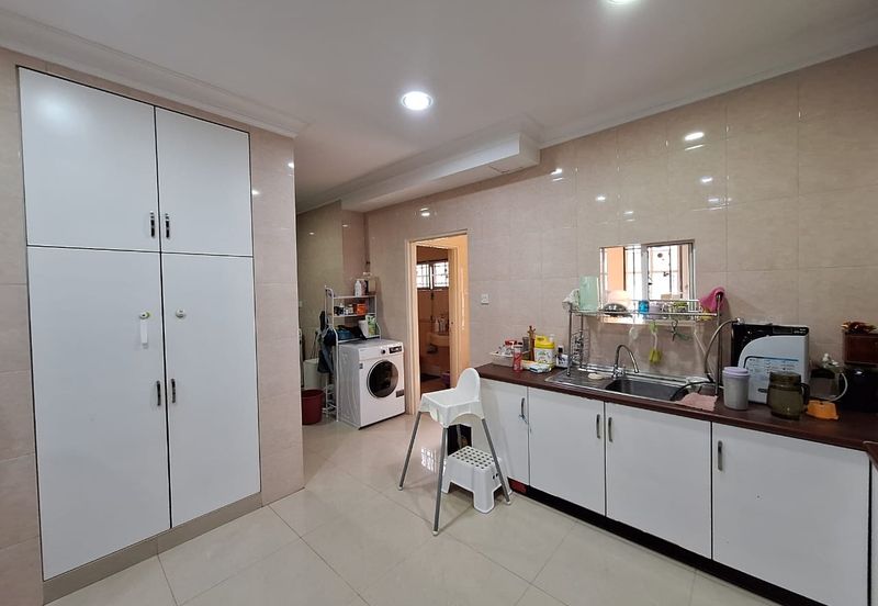 Bandar Puteri Puchong 2.5 storey 5 bedrooms 4 bathrooms fully furnished for rent