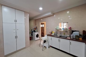 Bandar Puteri Puchong 2.5 storey 5 bedrooms 4 bathrooms fully furnished for rent