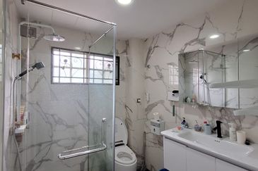 Bandar Puteri Puchong 2.5 storey 5 bedrooms 4 bathrooms fully furnished for rent