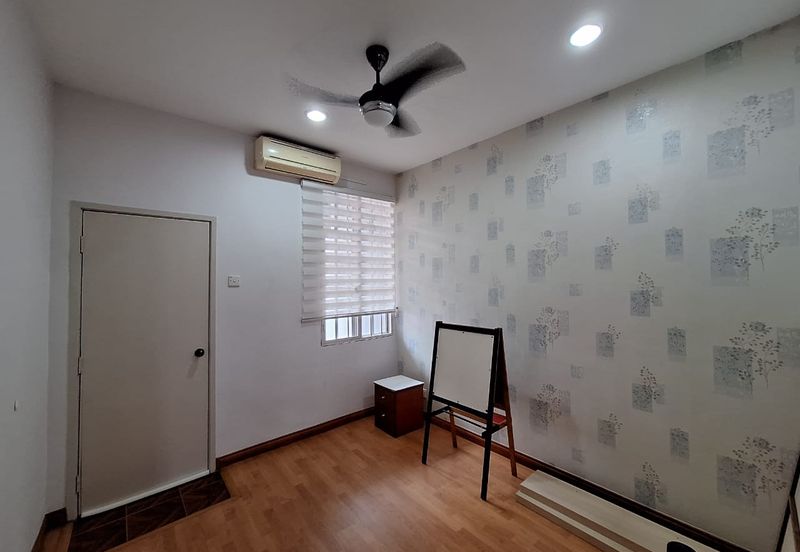 Bandar Puteri Puchong 2 storey 4 bedrooms 3 bathrooms semi furnished for RENT
