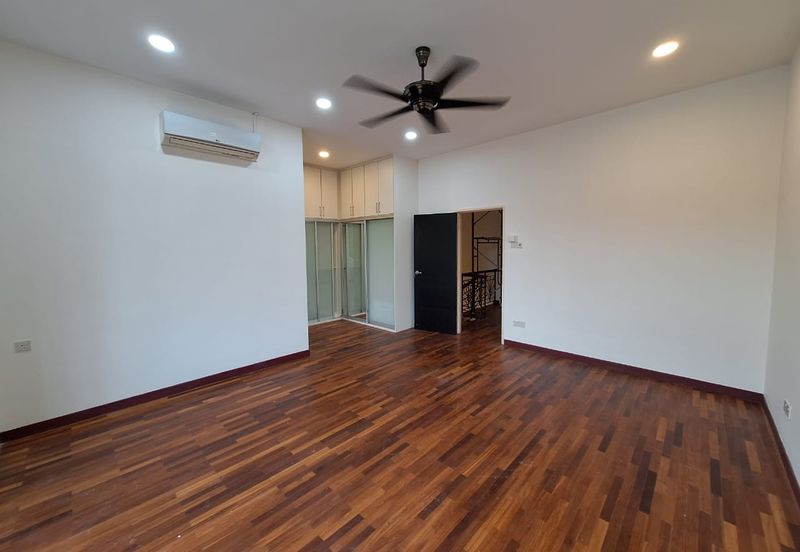 Bandar Puteri Puchong 2 storey 4 bedrooms 4 bathrooms semi furnished newly refurbished for RENT