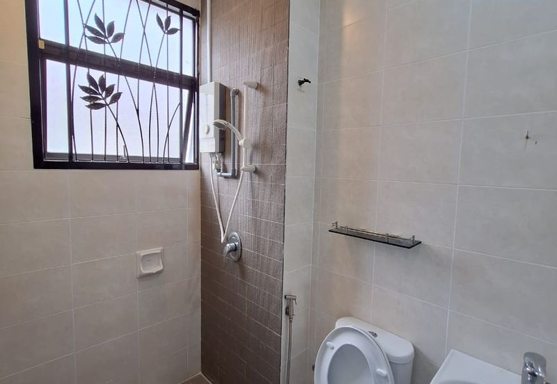 Bandar Puteri Puchong 2 storey 4 bedrooms 4 bathrooms semi furnished newly refurbished for RENT