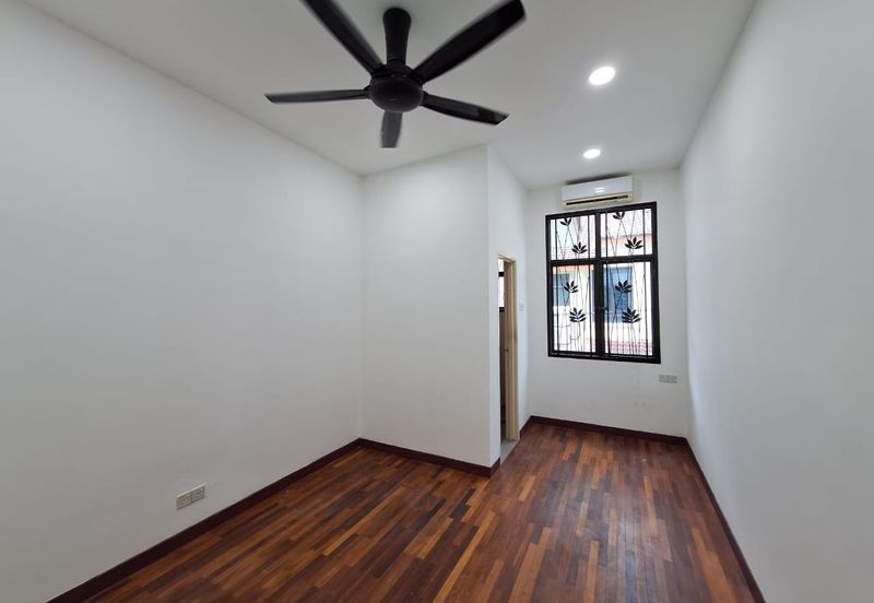 Bandar Puteri Puchong 2 storey 4 bedrooms 4 bathrooms semi furnished newly refurbished for RENT