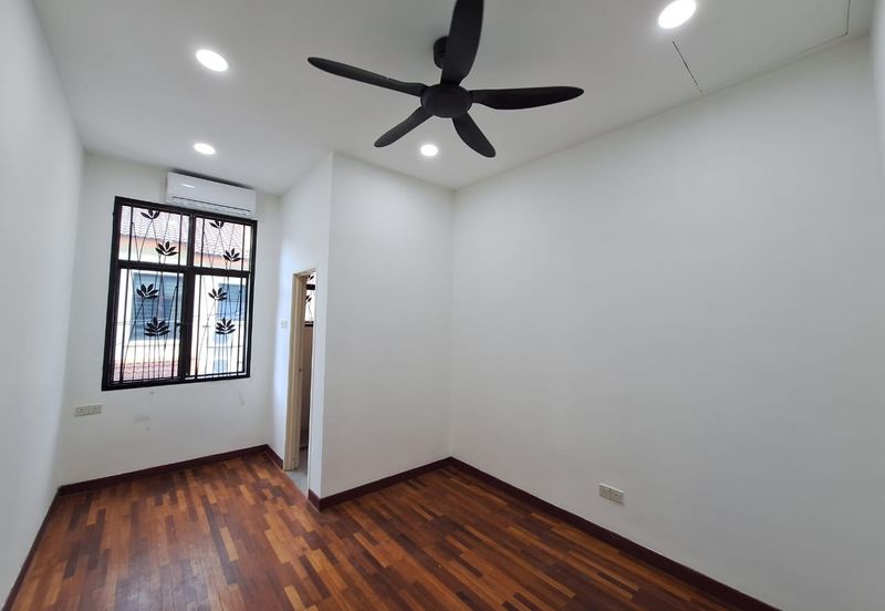 Bandar Puteri Puchong 2 storey 4 bedrooms 4 bathrooms semi furnished newly refurbished for RENT