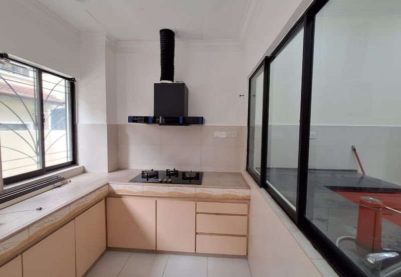 Bandar Puteri Puchong 2 storey 4 bedrooms 4 bathrooms semi furnished newly refurbished for RENT