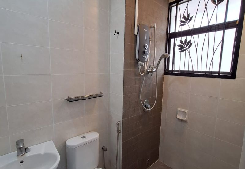 Bandar Puteri Puchong 2 storey 4 bedrooms 4 bathrooms semi furnished newly refurbished for RENT