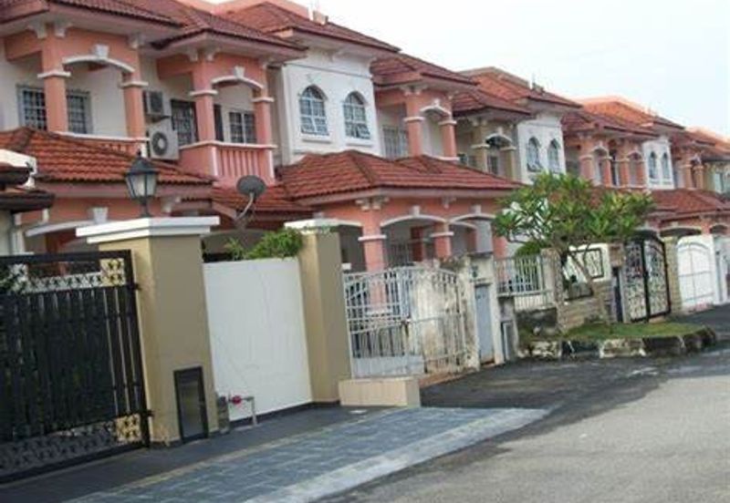 Bandar Puteri Puchong 2 storey 4 bedrooms 3 bathrooms semi furnished newly refurbished for RENT