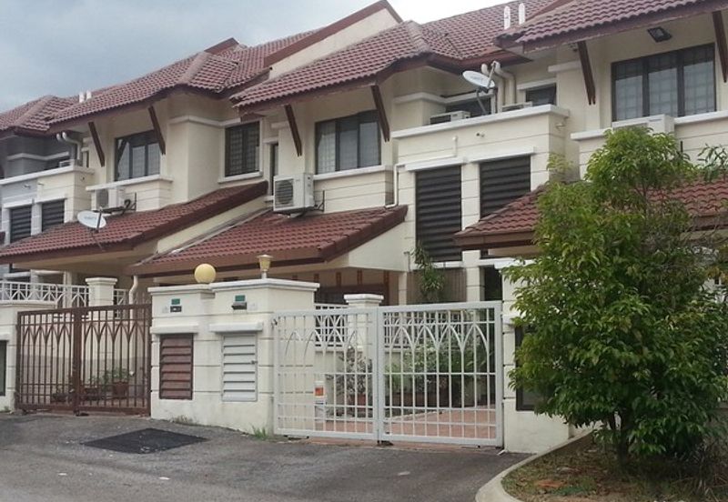 Bandar Puteri Puchong 2 storey 4 bedrooms 3 bathrooms semi furnished newly refurbished for RENT