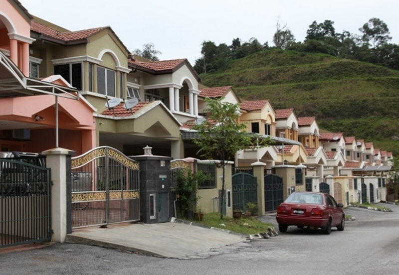 Bandar Puteri Puchong 2 storey 4 bedrooms 3 bathrooms semi furnished newly refurbished for RENT