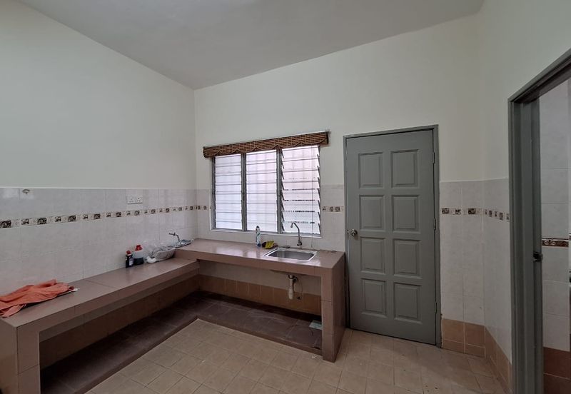 Bandar Puteri Puchong 2 storey 4 bedrooms 3 bathrooms semi furnished newly refurbished for RENT