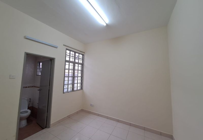 Bandar Puteri Puchong 2 storey 4 bedrooms 3 bathrooms semi furnished newly refurbished for RENT