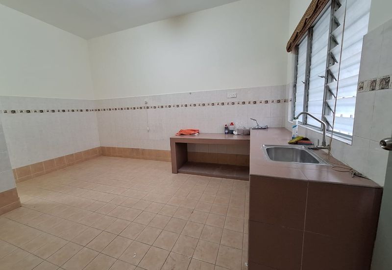 Bandar Puteri Puchong 2 storey 4 bedrooms 3 bathrooms semi furnished newly refurbished for RENT