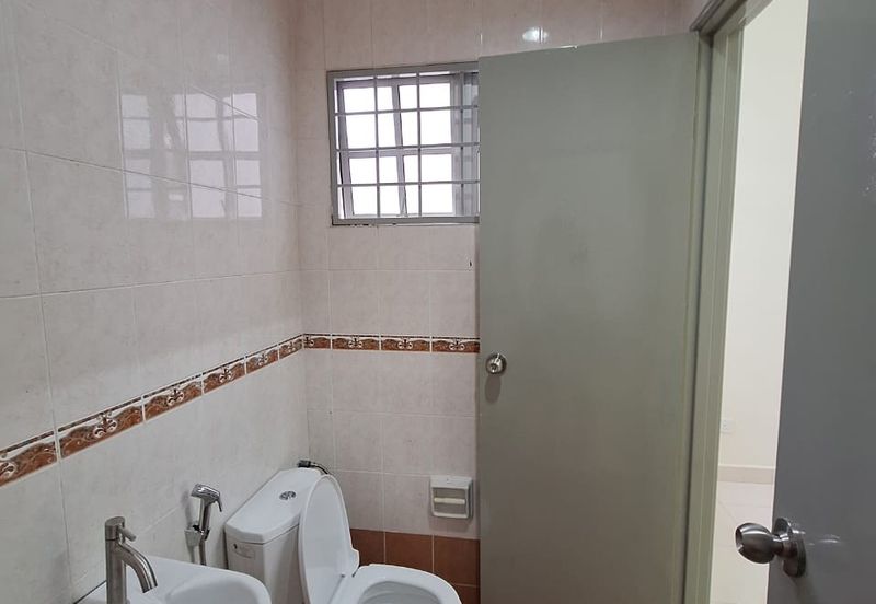 Bandar Puteri Puchong 2 storey 4 bedrooms 3 bathrooms semi furnished newly refurbished for RENT