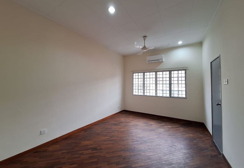 Bandar Puteri Puchong 2 storey 4 bedrooms 3 bathrooms semi furnished newly refurbished for RENT