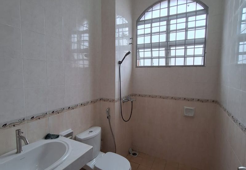 Bandar Puteri Puchong 2 storey 4 bedrooms 3 bathrooms semi furnished newly refurbished for RENT