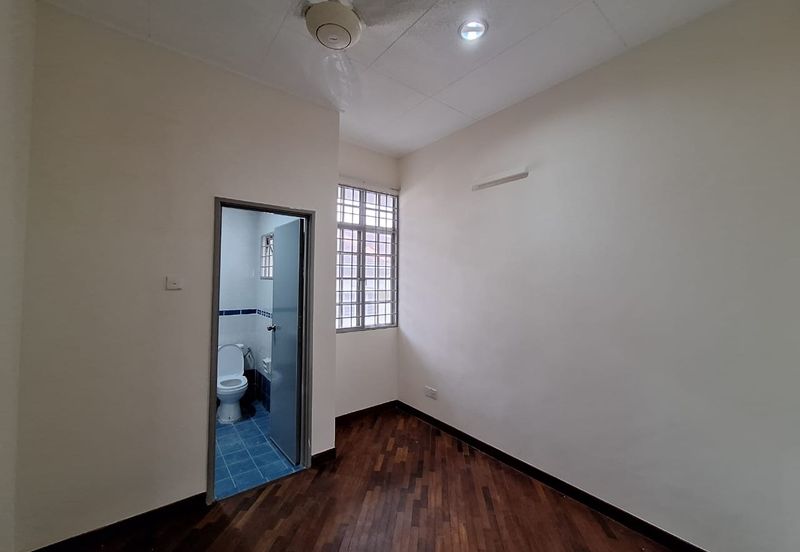 Bandar Puteri Puchong 2 storey 4 bedrooms 3 bathrooms semi furnished newly refurbished for RENT
