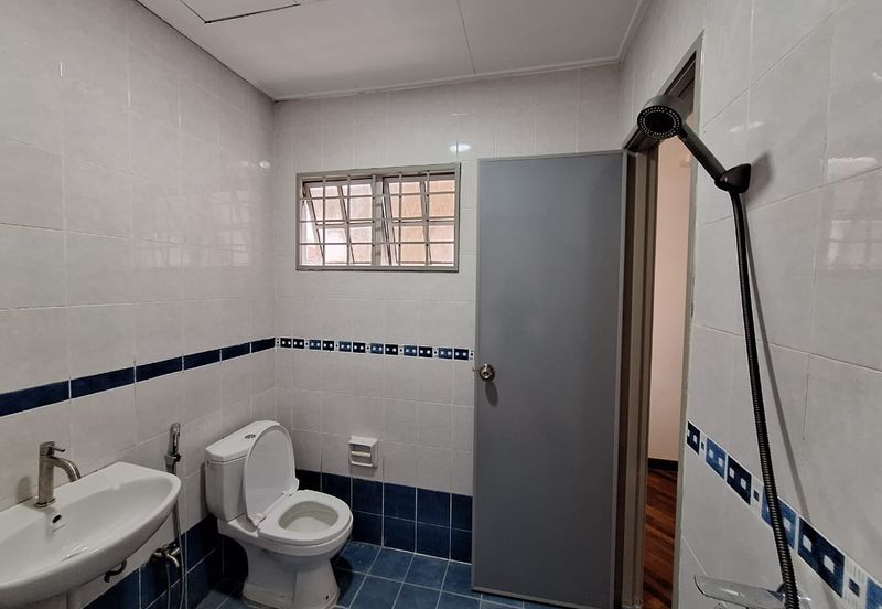 Bandar Puteri Puchong 2 storey 4 bedrooms 3 bathrooms semi furnished newly refurbished for RENT