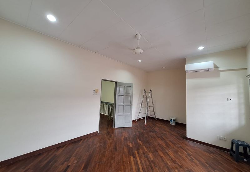 Bandar Puteri Puchong 2 storey 4 bedrooms 3 bathrooms semi furnished newly refurbished for RENT