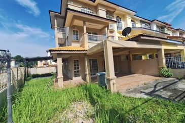 Bandar Puteri Puchong 2.5 storey End-lot land size 2962sf 5 bedrooms 4 bathrooms for Sale