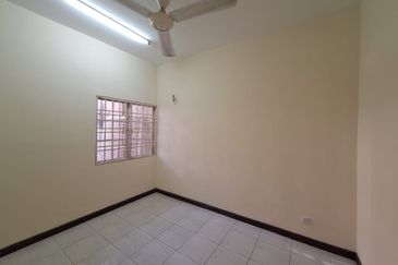 Bandar Puteri Puchong 2.5 storey End-lot land size 2962sf 5 bedrooms 4 bathrooms for Sale