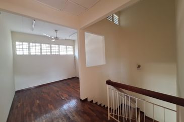 Bandar Puteri Puchong 2.5 storey End-lot land size 2962sf 5 bedrooms 4 bathrooms for Sale