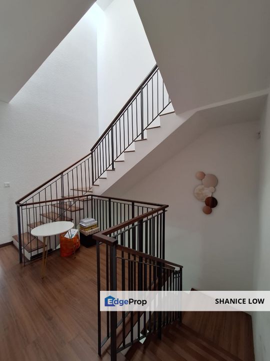 Taman Legenda Puchong 3 sty N-lot 3500sf 6rooms 6baths near LRT for Sale, Selangor, Puchong