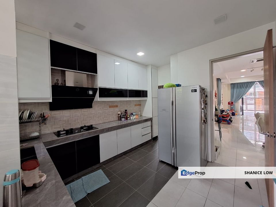 Taman Legenda Puchong 3 sty N-lot 3500sf 6rooms 6baths near LRT for Sale, Selangor, Puchong