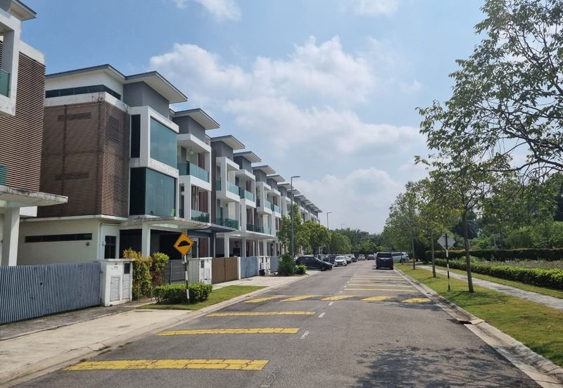 Taman Nusaputra Timur