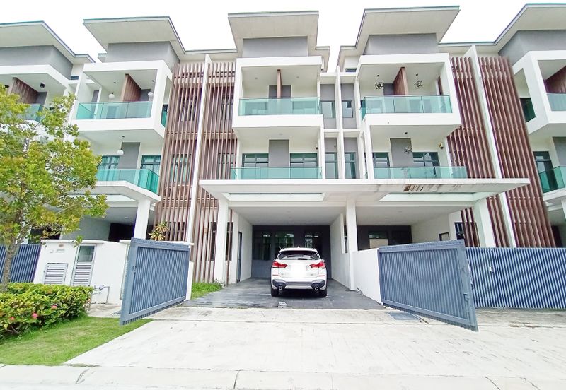 Taman Nusaputra Timur