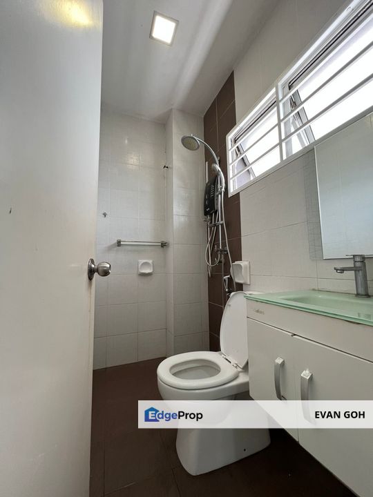 Townhouse Puchong 32x80 (Upper- Endlot with land) Lake Residence, Selangor, Puchong