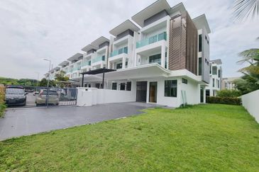 Taman Nusaputra Timur