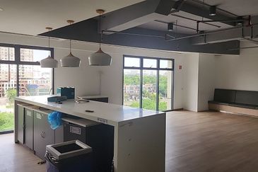 Sapura Mines - Bright Fully Fitted Office with Beautiful Scenery 