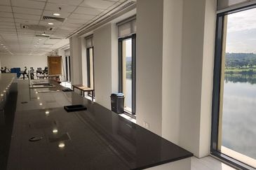 Sapura Mines - Stylish New Office Fully Fitted with Lake View 