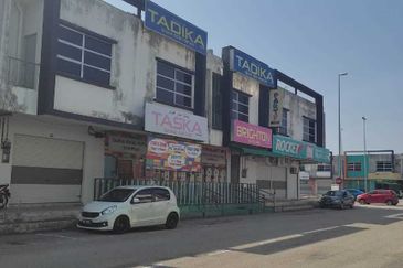 A double storey shophouse for sale in Bandar Satelit, Muadzam Shah, Pahang Darul Makmur
