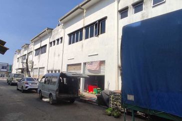 A double storey shophouse for sale in Bandar Satelit, Muadzam Shah, Pahang Darul Makmur