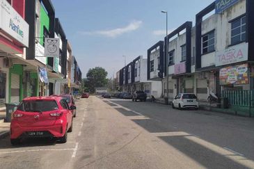 A double storey shophouse for sale in Bandar Satelit, Muadzam Shah, Pahang Darul Makmur